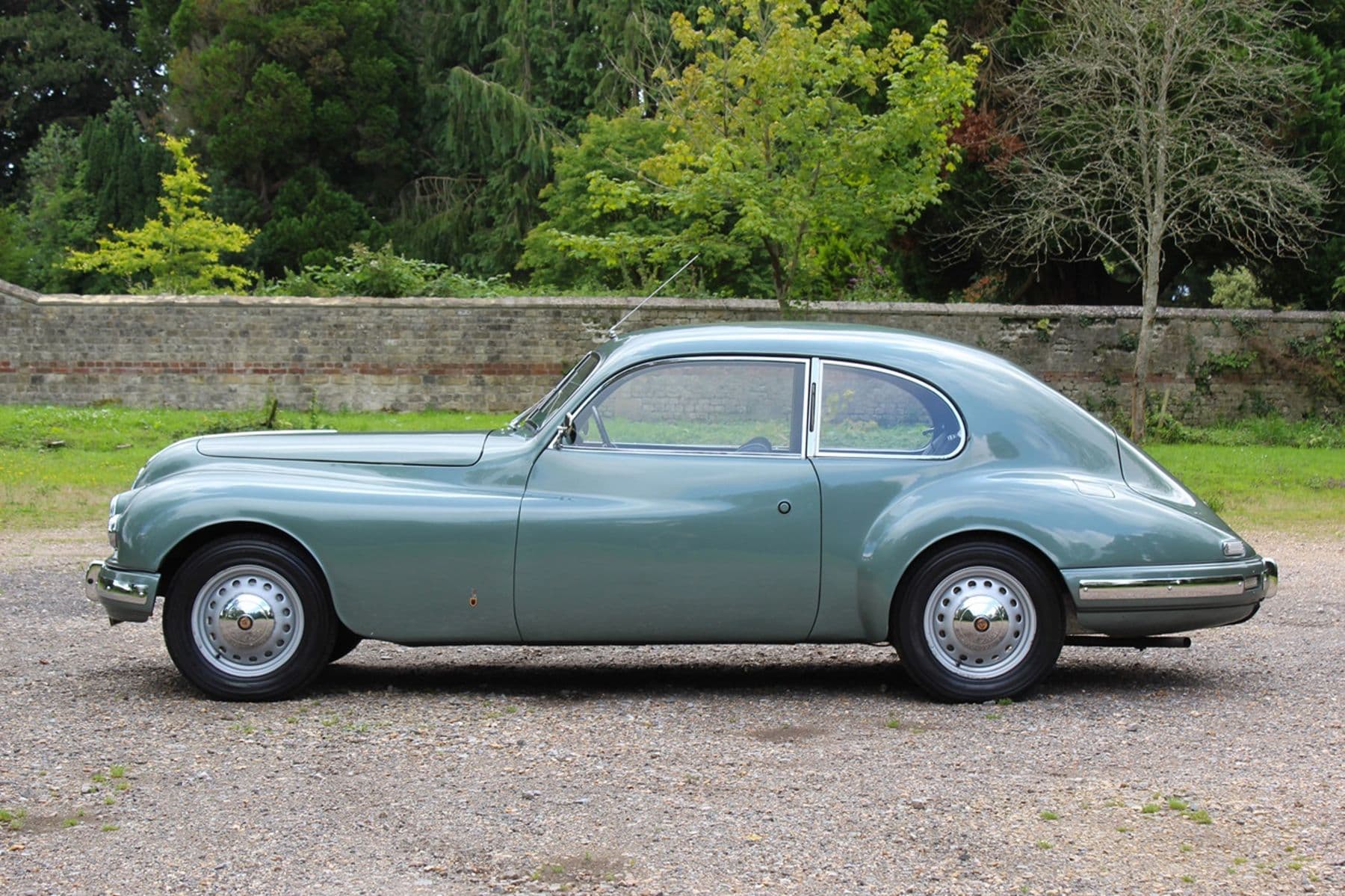 A Bristol 401 in profile, showing its aerodynamic Superleggera body