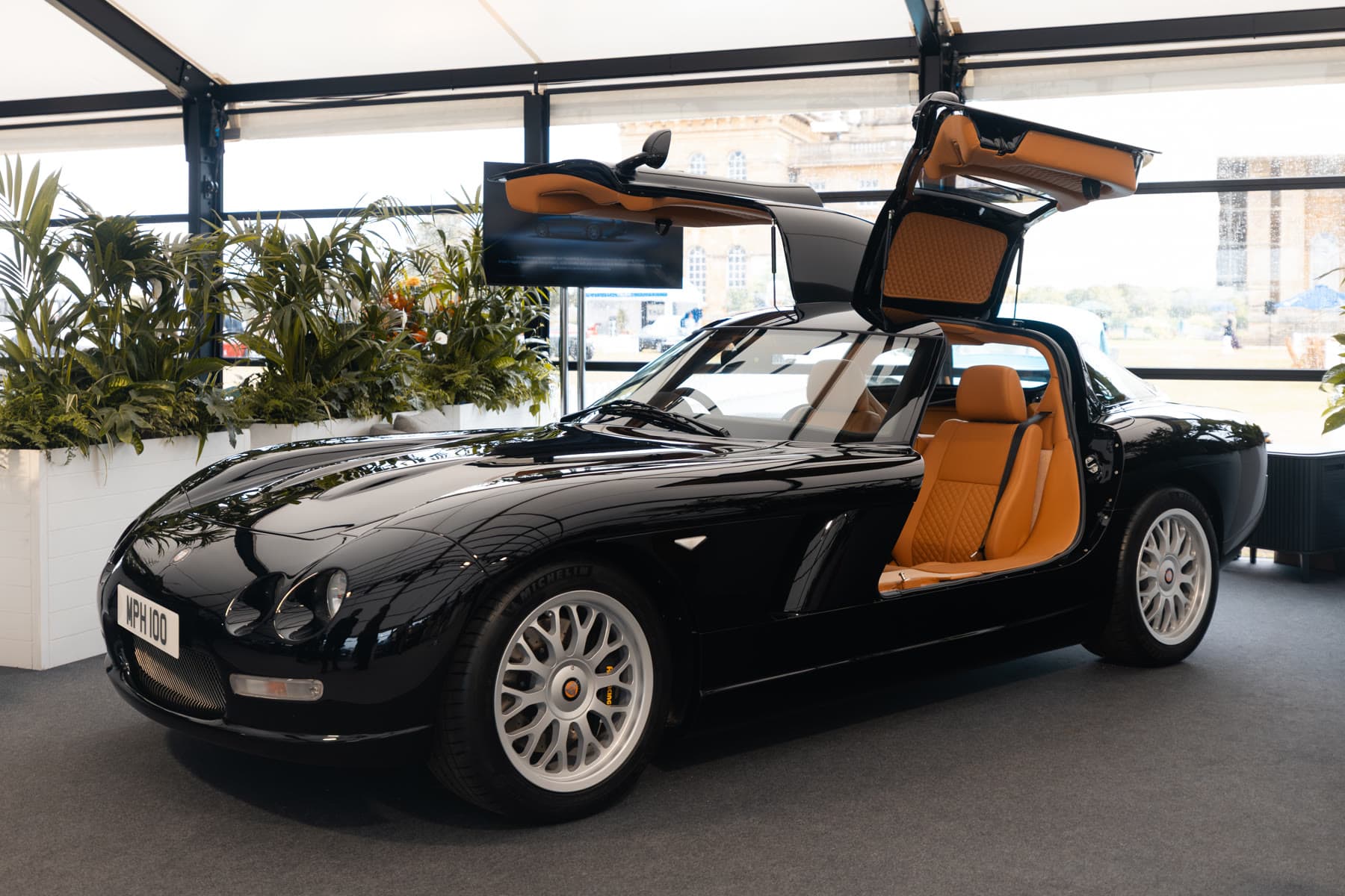 黑色 Bristol Fighter 车门升起,于 Salon Privé 的 The Gallery 中远景所见